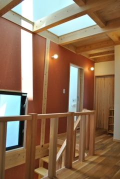 三重 松阪の住まい 2階階段ホール ベンガラ色