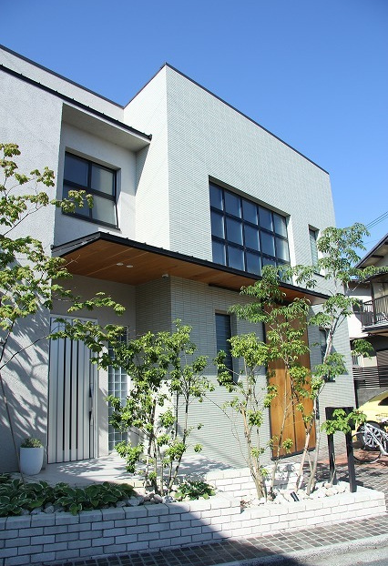 篠原町のコートハウス アプローチ植栽写真