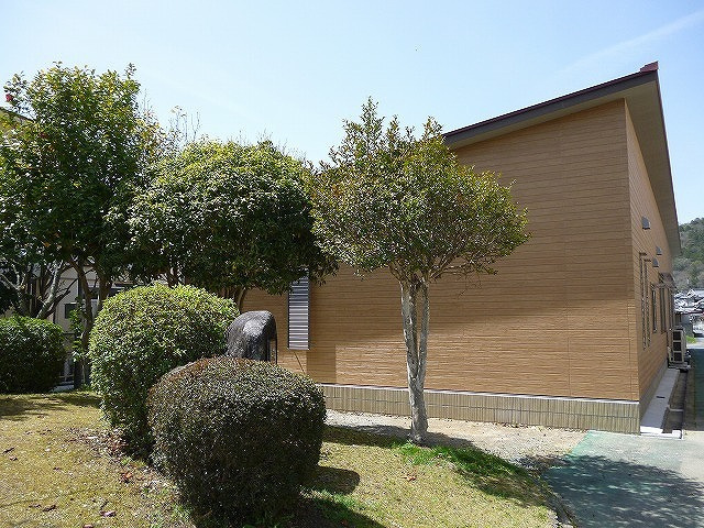 プレスクールかみごおりの公園側外観