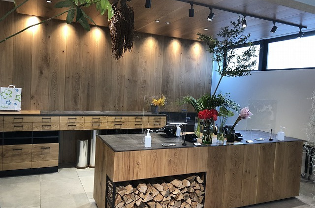 ブロッサムBグリーン ウッド素材構成のレジ廻り