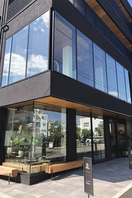 ブロッサムBグリーン 南東ガラス構成のショップファサード