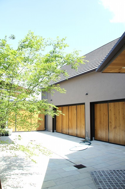 中庭からガレージ棟を見る