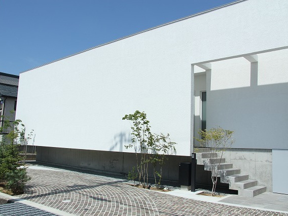 河原の家 外観とアプローチ